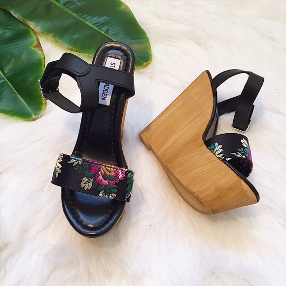 🚫sold🚫 Steve Madden Satin Brocade Wooden Wedges - Picture 3 of 5